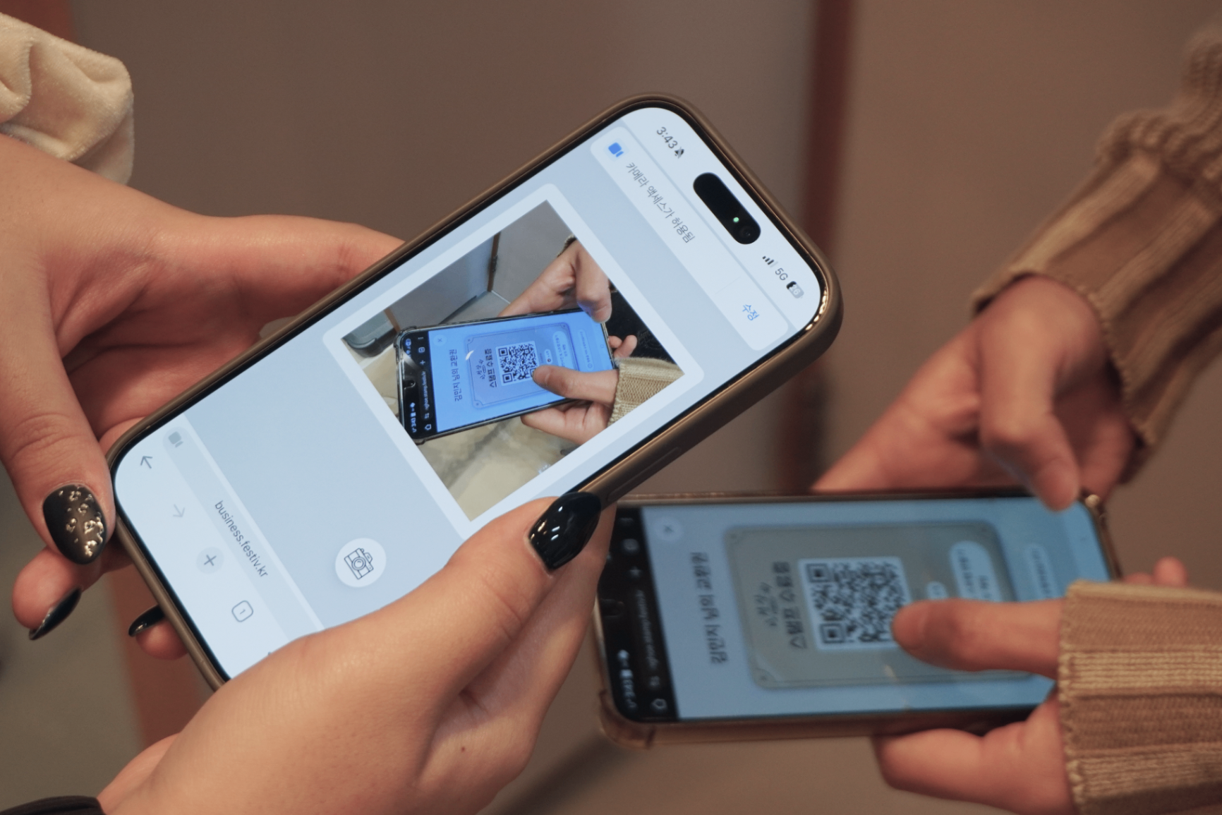 QR 인증을 진행하는 모바일 참여 장면